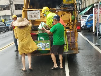 民眾藉由「綠圓寶」回收桶收集生廚餘