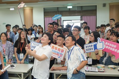 台中市政府舉辦「青年有夢 找回藍空」108年度大專以上學生參與公共事務研習營,邀請大專青年共同關心台中市空氣品質改善議題,盧市長開心與青年們自拍留念。