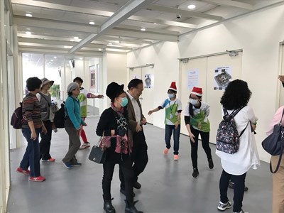 進用人員於花博園區內指引民眾參觀場館路線