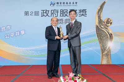 地稅局長沈政安(右)日前接受行政院長蘇貞昌(左)頒與第二屆政府服務獎獎座