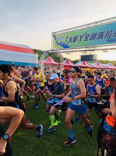 第六屆大腳丫盃馬拉松接力賽開跑 1,800位跑者參賽挑戰自我