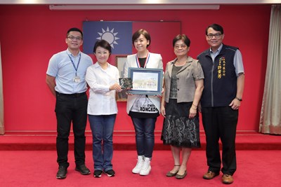 「台中以她為榮!」 盧市長表揚金曲獎台語歌后江惠儀