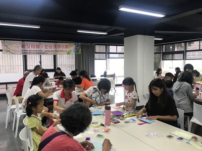 迎接祖父母節 中市府舉辦老幼共學創意卡片溫馨分享