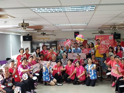中市府客委會今日於萬安社區伯公照護站舉行「好客關懷,愛心無國界」活動