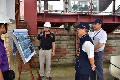建設局長陳大田視察大甲車站人行跨越橋支撐拆除進度