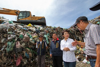 梨山垃圾轉運站累積600噸垃圾山 盧市長：市府全力協助公所年底完成清運