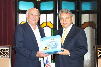 令狐副市長致贈梨山茶禮盒予關島前總督卡爾．古鐵雷斯