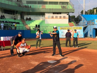 運動局長李昱叡開球 宣佈金龍盃青棒菁英賽開打