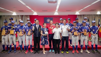 中山國中棒球隊勇奪金龍盃全國冠軍  市政會議獻獎分享榮耀