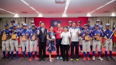 中山國中棒球隊勇奪金龍盃全國冠軍 市政會議獻獎分享榮耀