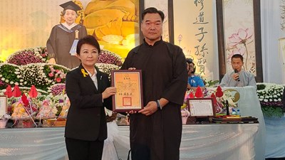 市長盧秀燕出席表示感謝並頒發褒揚狀。