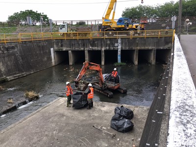 除了抽水機組及防汛資材等準備外,市府也重視平常河道維護及道路側排水溝清淤