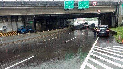 五權西路(高速公路涵洞下)往郊區方向 全線車道開放通行