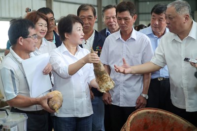 盧市長參訪竹筍共同運銷集貨市場 品嘗好滋味力推太平麻竹筍