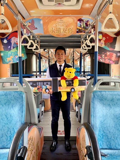 台中獨家 全國首輛迪士尼彩繪雙節公車上路  歡迎民眾帶著迪士尼玩偶來同樂。
