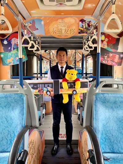 台中獨家 全國首輛迪士尼彩繪雙節公車上路 歡迎民眾帶著迪士尼玩偶來同樂。