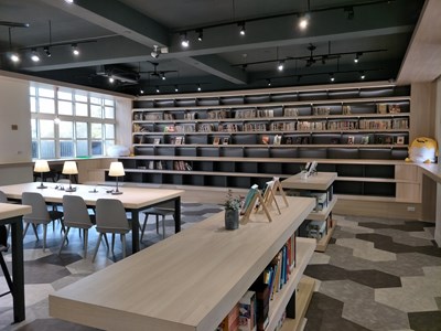 安和國中善用大面窗戶引入自然採光,打造如咖啡廳般的舒適閱讀環境