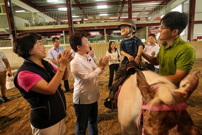 盧市長關懷正在進行馬術適應性運動的身障小朋友