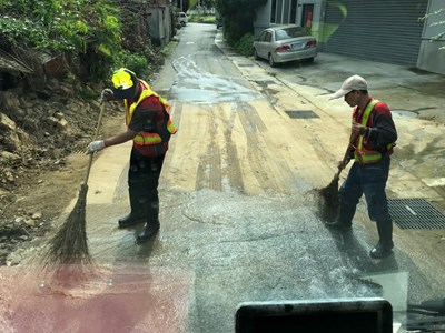 成功里當地鄰長、居民、清潔隊配合沖洗路面粉塵