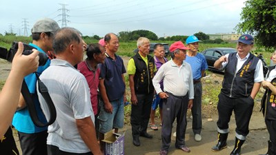 中市農業局長赴大肚、龍井關心豪雨農損
