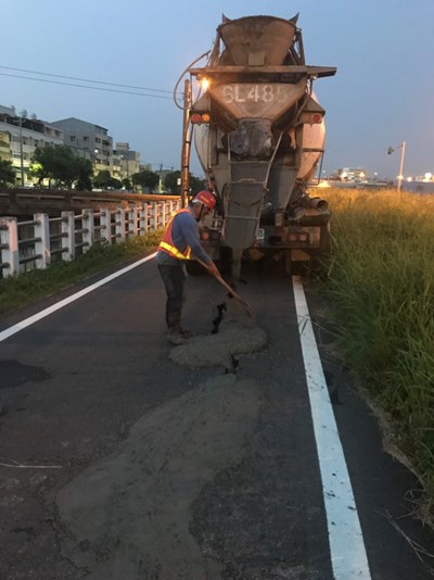 沙鹿區梧棲大排旁道路發生龜裂現象,市府已完成緊急灌漿搶修