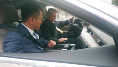 令狐副市長試駕電動車