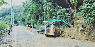 山區多處落石坍方 建設局迅速搶通道路