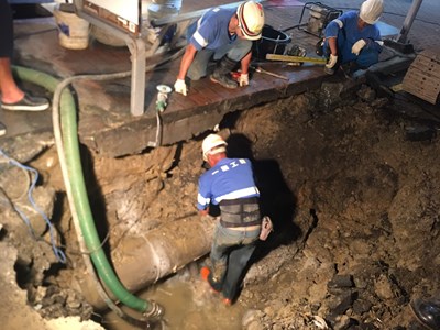 台灣大道近文心路口地下自來水管破裂　中市府促自來水公司儘速搶修