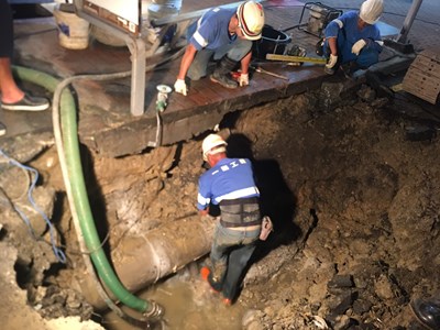 台灣大道近文心路口地下自來水管破裂 中市府促自來水公司儘速搶修