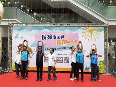 勞工局在記者會上安排專業視障按摩師教導按摩伸展,讓民眾無論在家或在辦公室,都可搭配簡單伸展及簡易穴道按摩舒緩身心。