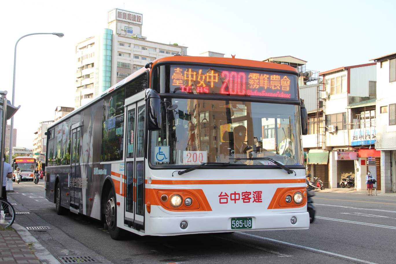 跳蛙式幹線公車200、500、700、900路及19條區間車路線,明日起恢復上路,尖峰時段密集發車