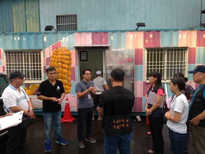 市府4日現勘南區大慶夜市,要求業者改善因夜市人潮而衍生的週邊車輛違停、交通壅塞、空氣及噪音汙染等問題。