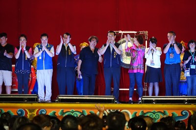 明華園總團精彩大戲《貓神》開場時,全場觀眾齊唱生日快樂歌,一起祝福屯區藝文中心十週年生日快樂。