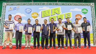 國民體育日-台中動起來運動嘉年華會,令狐副市長表揚運動有功團體及人員。