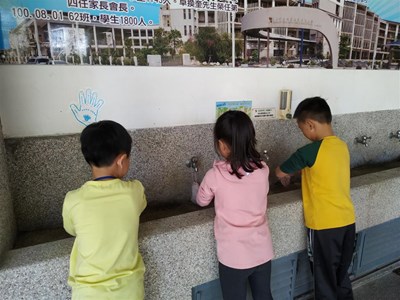 衛生局提醒民眾聚餐時要注意飲食衛生,調理食物、進食前、如廁後要勤洗手