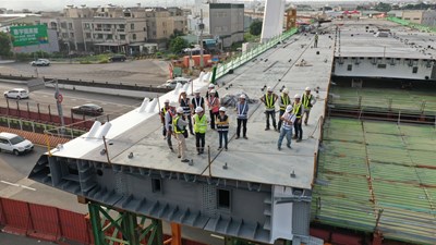 施工團隊向建設局長說明工程進度