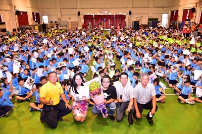 出生於東勢的金曲獎得主劉劭希領軍樂團回母校,用嘻哈風格的自創客語HIGH歌帶動唱跳,致力向下扎根客家母語。