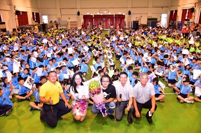 出生於東勢的金曲獎得主劉劭希領軍樂團回母校，用嘻哈風格的自創客語HIGH歌帶動唱跳，致力向下扎根客家母語。