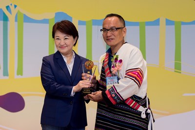 他推動全國第一所原民實小 獲師鐸獎肯定