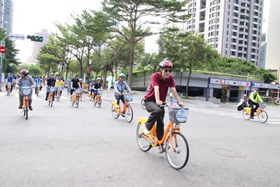 台中市政府今(21)日在台灣大道市政大樓府後廣場舉辦「讓車停下來,低碳動起來」活動