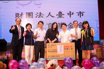 優良教師表揚在新天地餐廳北區旗艦店舉辦,現場摸彩由盧市長代表抽出第一位幸運兒。