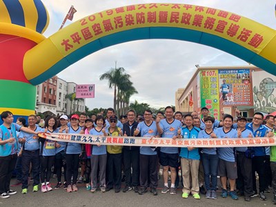 市府運動局長李昱叡到場響應,與1,500名跑者一同出發