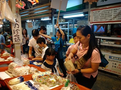 建國市場打折促銷賺好康