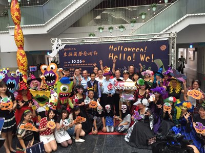 市府經發局今日舉行「2019第六屆東海國際藝術節-Halloween! Hello! We!」記者會,由東海藝術街商圈店家COSPLAY「萬聖節」主題,展現精彩的「Hello! Halloween !」表演,氣氛熱鬧。