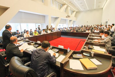 今日市議會程序委員會由議長張清照主持,針對專案報告、審查議案日程,市議員楊正中、林汝洲、李天生、陳政顯、曾朝榮、蔡耀頡等人討論熱烈。