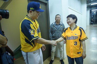 賽後盧市長感謝恰恰對台灣棒球的奉獻