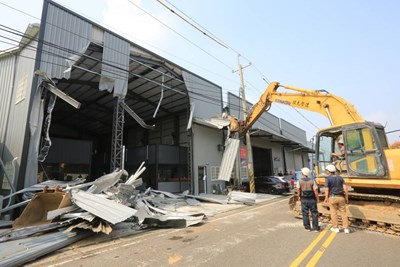 霧峰區乾溪路31號旁農地違建竟又出租賺錢,中市府強力取締拆除。