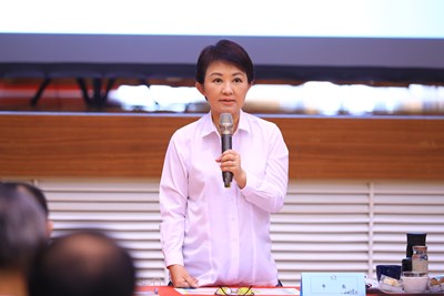 台中市政府今日在龍井區召開行動市政會議,盧市長強調,空汙季加倍嚴懲汙染源。