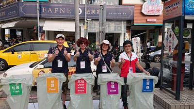 為維持活動場地乾淨整潔,市府與西區公所合作,號召中興、昇平、民龍、忠明等四里逾80位環保志工,現場親切引導民眾進行垃圾分類與資源回收。