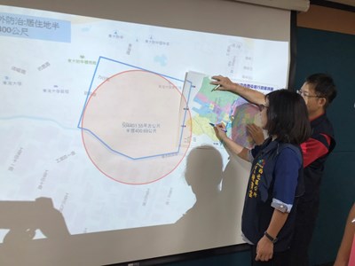 西屯區協和里一名60多歲男性,10日經NS1登革熱快篩陽性通報,昨(12)晚確診感染登革病毒第2型,目前個案症狀已緩解返家休養。市府衛生局已針對個案居住地周邊進行疫情調查,立即清除孳生蚊蟲的積水容器及環境消毒,並將擴大範圍防治。